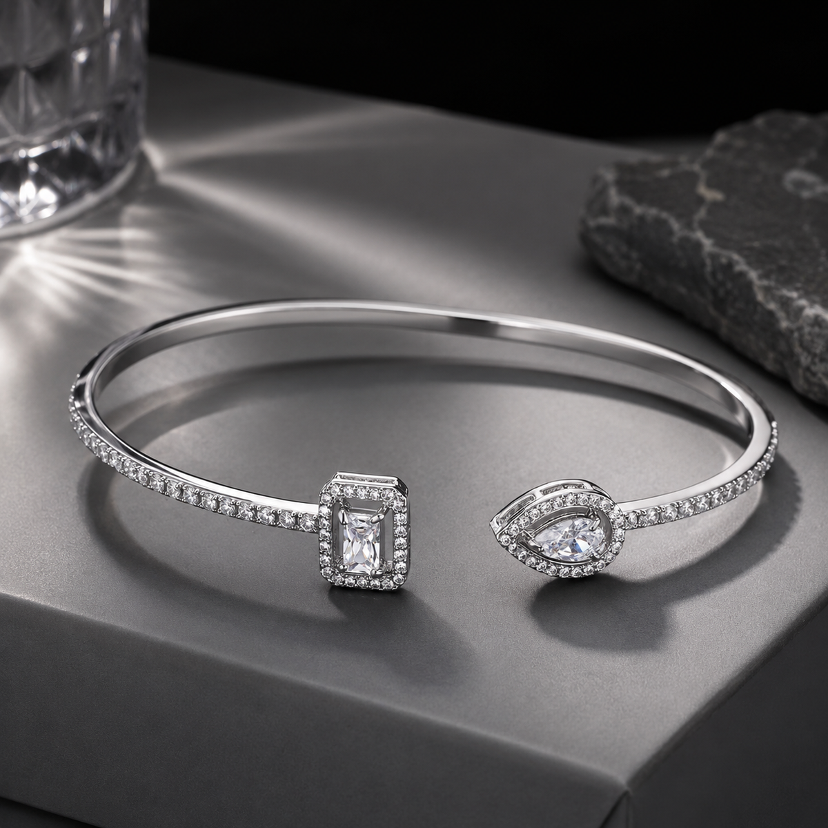 Bracelet Jonc Femme Doré avec Zircon — Manchette Élégante Plaquée Or, Bijou Chic Idée Cadeau