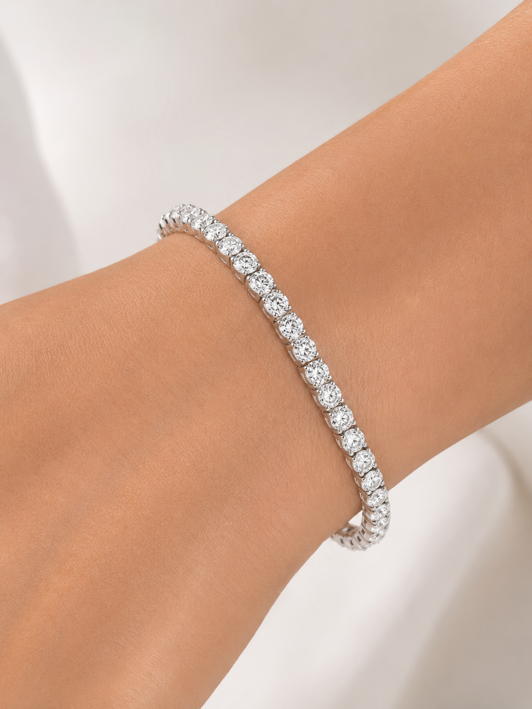 Bijoux de Mode Bracelet Élégant en Argent avec Pierres Claires pour une Tenue Raffinée et Chic (Bracelet Femme Argent Élégant | Bijou Chic — Zenchic)